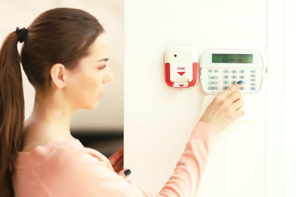 Quais são as opções de aplicativos disponíveis para o monitoramento do alarme residencial pelo celular